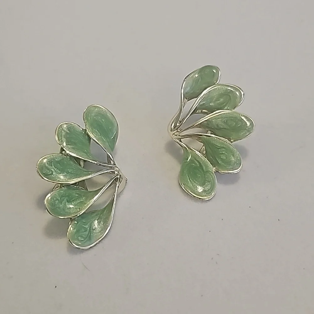 Vintage Dainty Green Enamel Floral Theme Clip On Earrings. - Picture 4 of 6